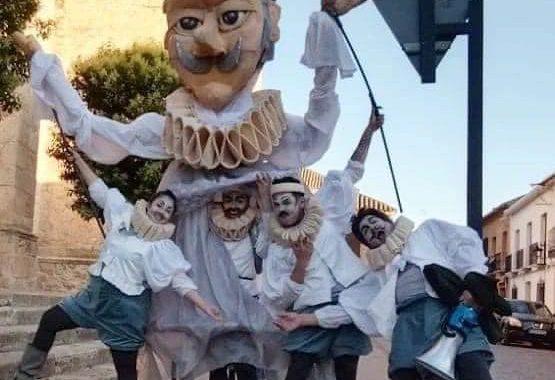 Llevan a títere cabezón a calles de Almagro
