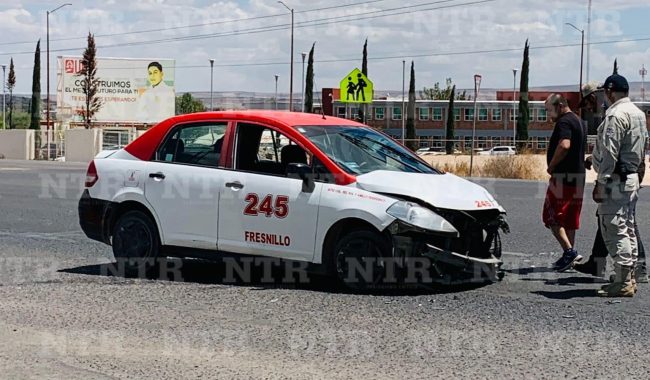 Chocan taxi y camión de carga; no hay heridos