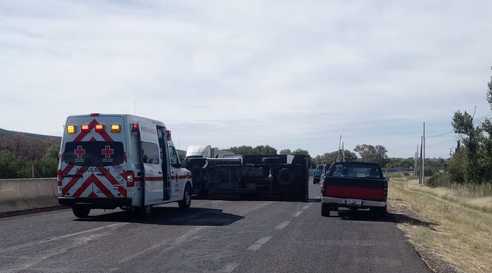 Volcadura deja dos lesionados
