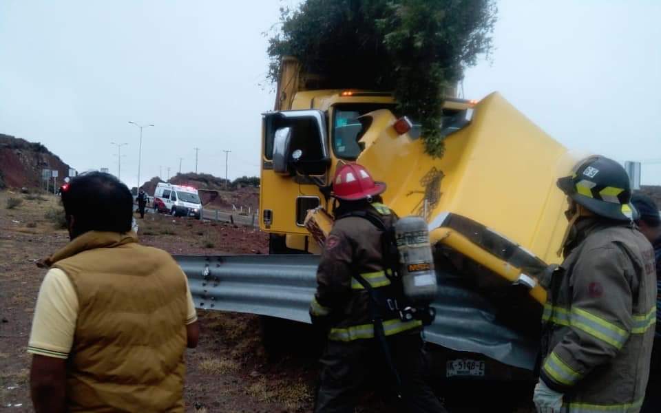 Conductor de tráiler pierde el control y se accidenta