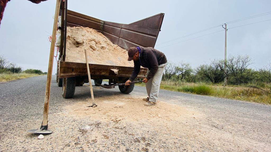 Rehabilitan pobladores carretera en mal estado