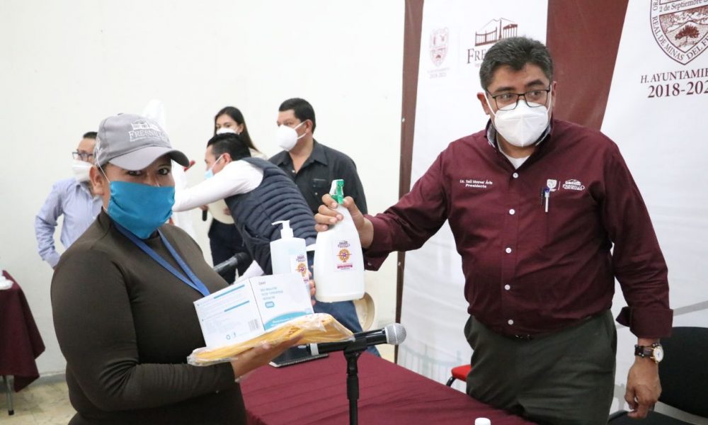 Equipan contra virus a personal de Limpia