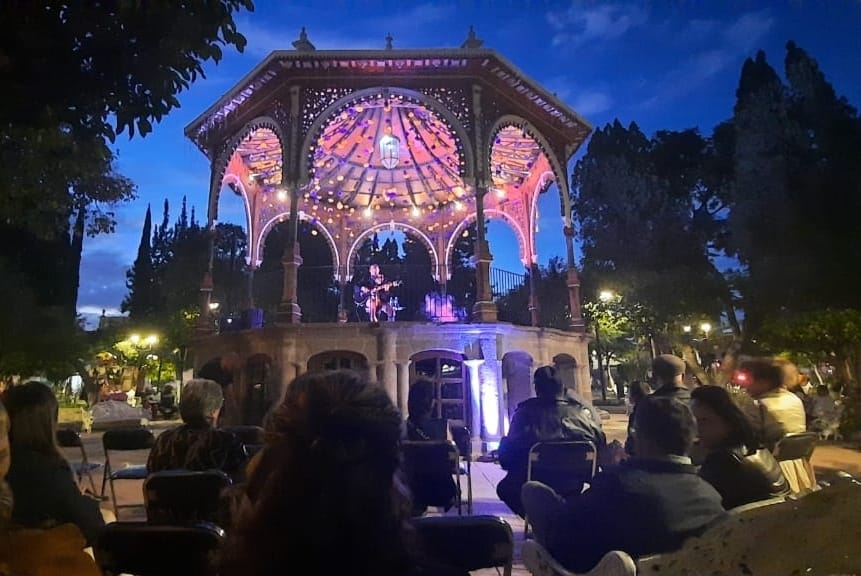 Realizan serenata en el jardín principal de Jerez