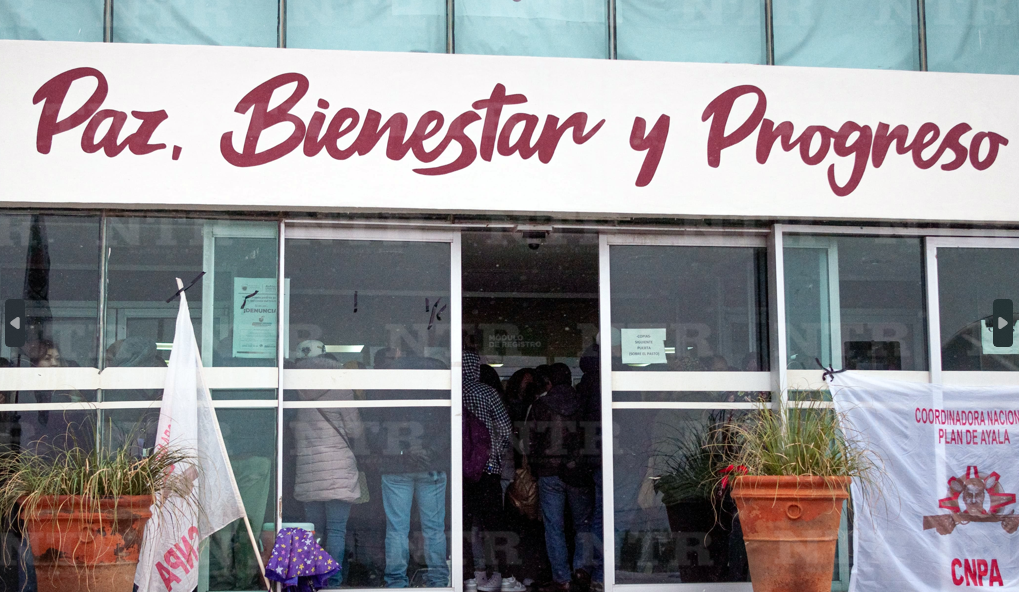 Protestan docentes por falta de pago