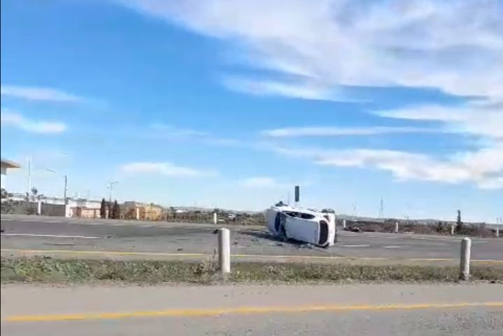 Se vuelca vehículo en tramo Calera-Fresnillo