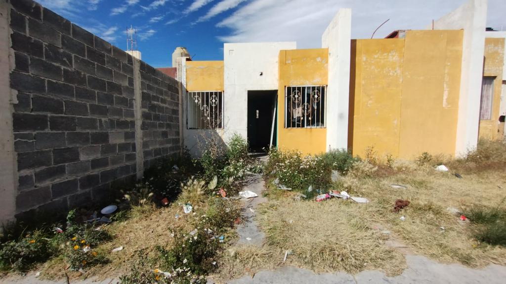 Abandonan viviendas por falta de transporte