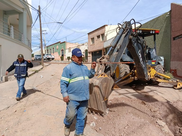 Rehabilitan redes de agua potable en la colonia Sierra de Álica