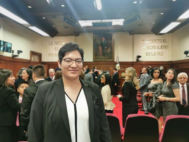 Gana alumna amparo a secundaria; asistirá con cabello teñido