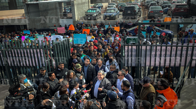 Mineros se manifiestan en delegación del IMSS