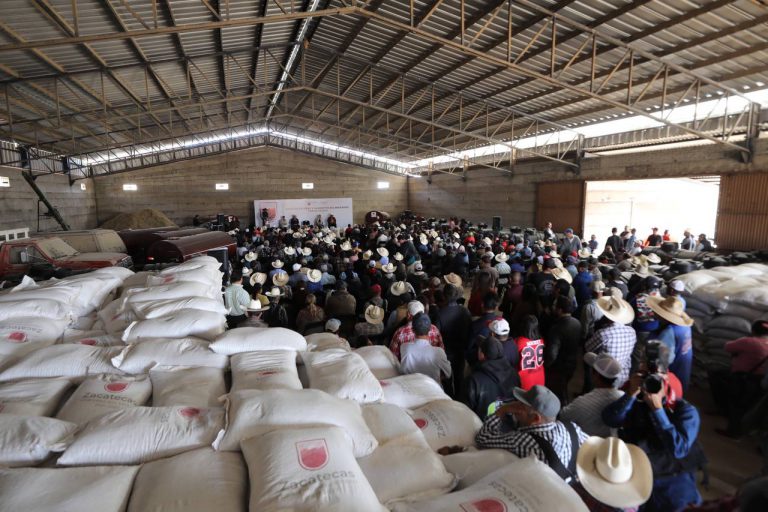 Entregan apoyos a productores afectados por sequía