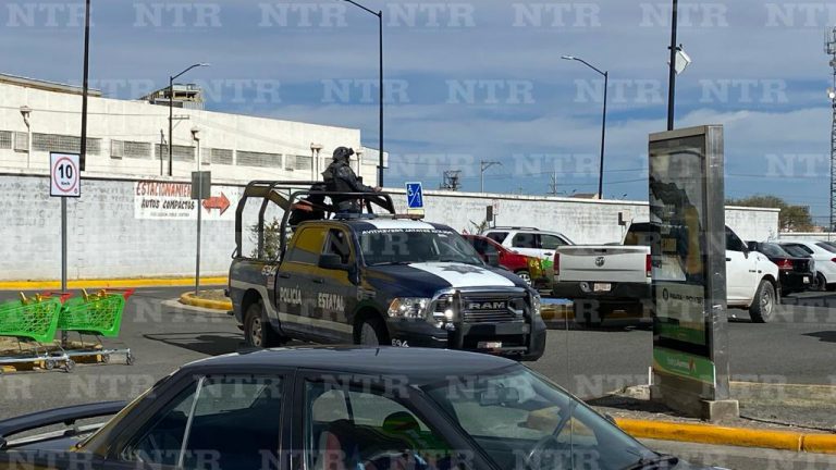 Privan de la libertad a mujer en estacionamiento de centro comercial