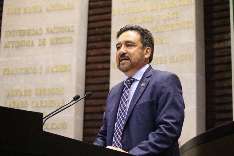 Advierte diputado sobrecostos y desviación de recursos en segundo piso