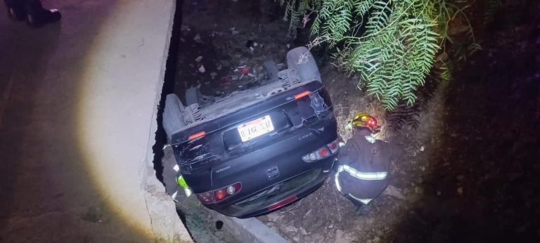 Caen a río tras perder control de automóvil en Bracho