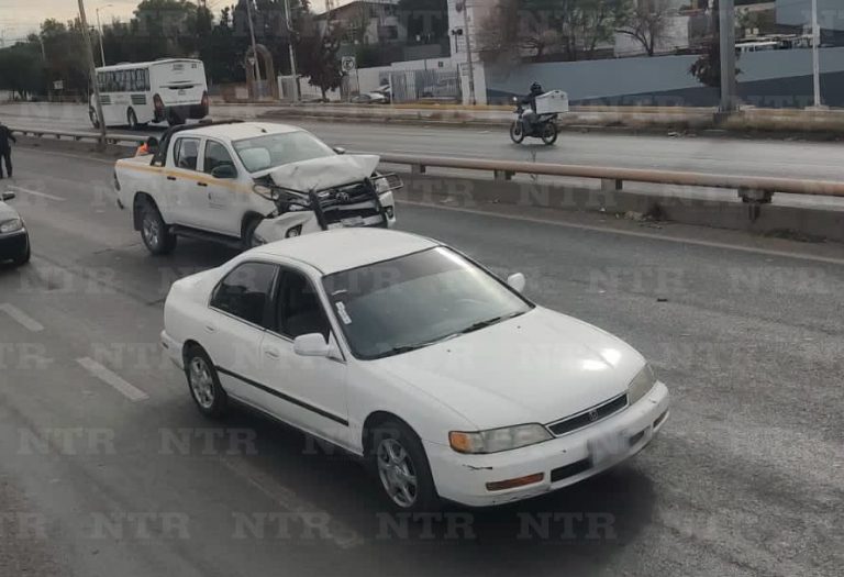 Impactan camioneta y automóvil sobre bulevar Bicentenario