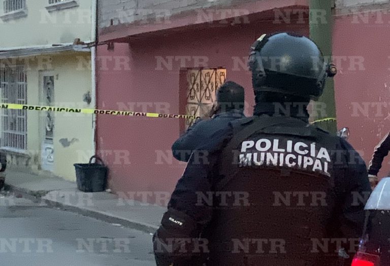 Detonan armas de grueso calibre contra fachada