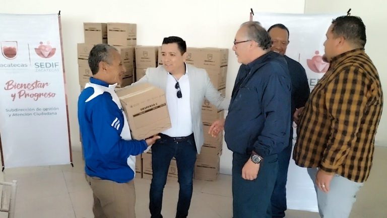 Entrega SEDIF paquetes alimentarios a gremio de meseros