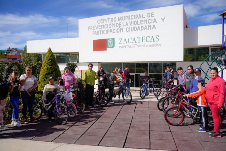 Entregan bicicletas a estudiantes en la capital
