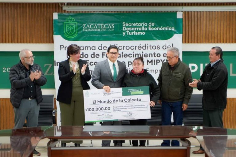 Entregan micro créditos a emprendedores