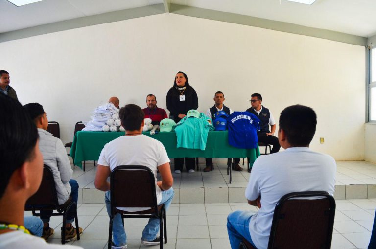Entregan uniformes de beisbol en CIAIJ