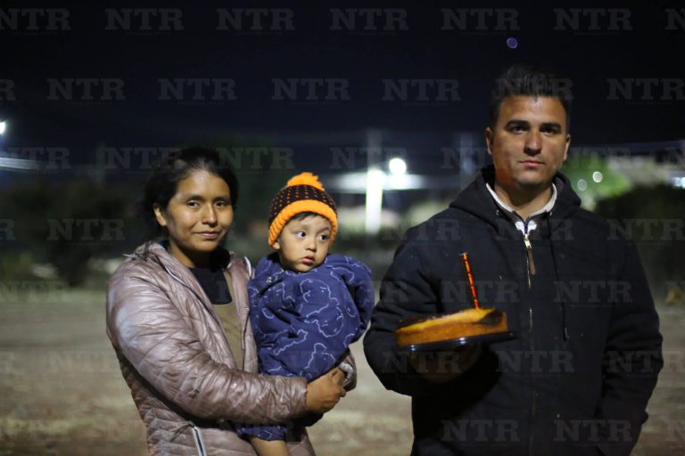 Festeja familia migrante cumpleaños de su hijo