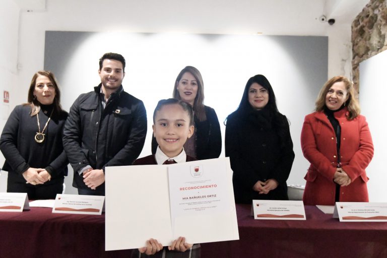 Gana Mía Bañuelos segundo lugar en certamen nacional de dibujo y pintura