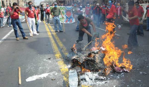 Intensifican normalistas protestas en Michoacán