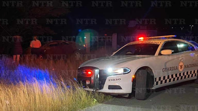 Ladrillos sobre carretera federal 45 provocan volcadura; hay un lesionado
