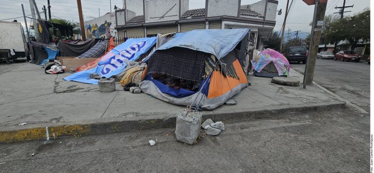Mitigan migrantes frío; arman ‘campamentos’