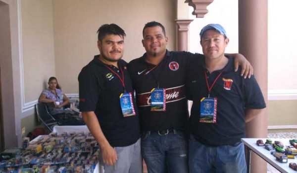 Muestran coleccionistas gran pasión por los autos en Tlaltenango