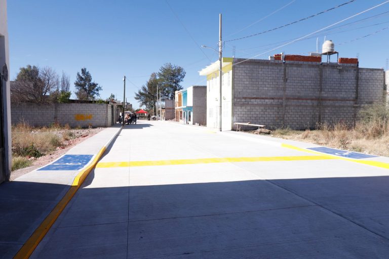Pavimentan calles en Frente Popular y Jardines de la Victoria