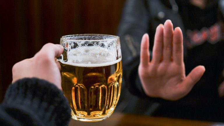 Realizan foro sobre alcoholismo