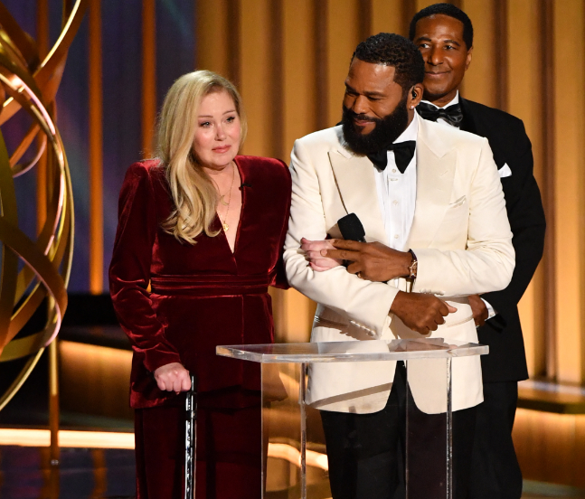 Recibe Christina Applegate gran ovación en los Emmy