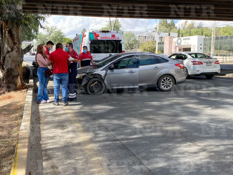 Se impacta vehículo contra árbol en el bulevar