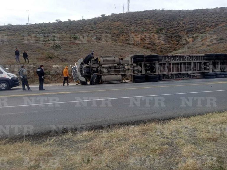 Se vuelca quinta rueda en autopista federal 45