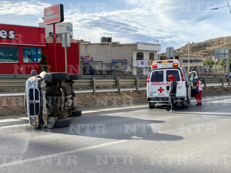 Chocan camionetas y una vuelca