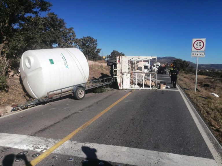 Vuelca camión de carga
