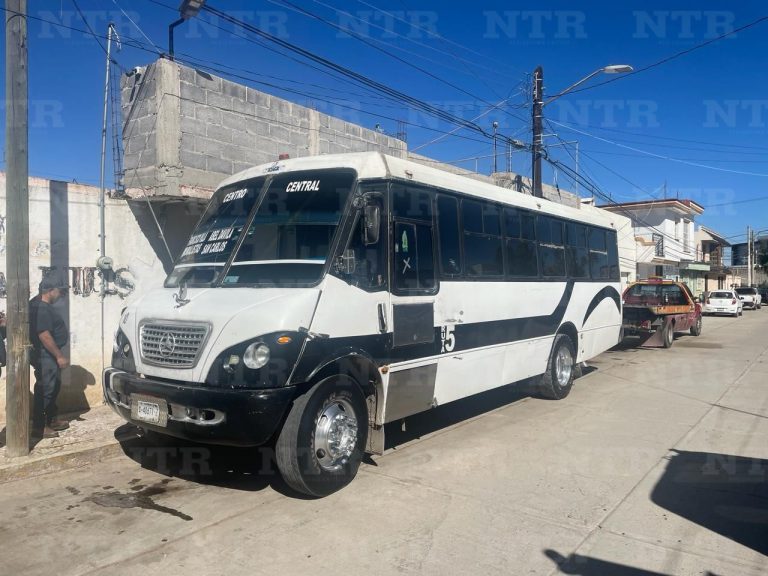 Mujer se lesiona al caer de transporte público