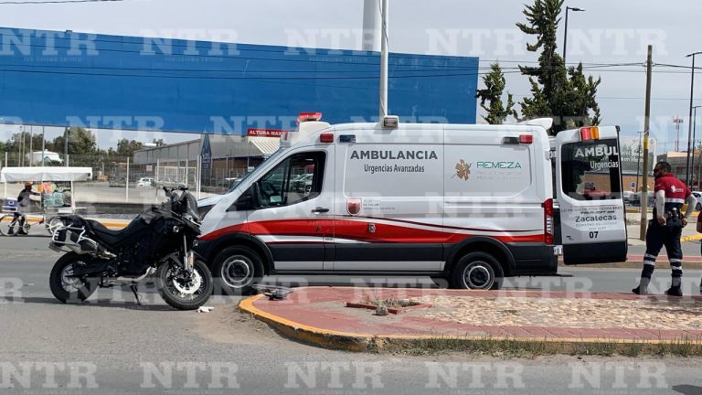 Choca motociclista contra camioneta