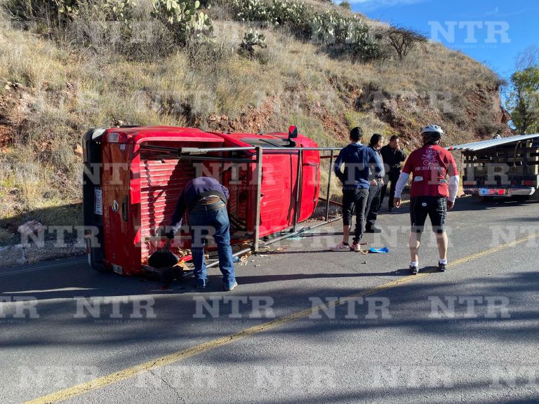 Vuelca camioneta en paseo La Bufa