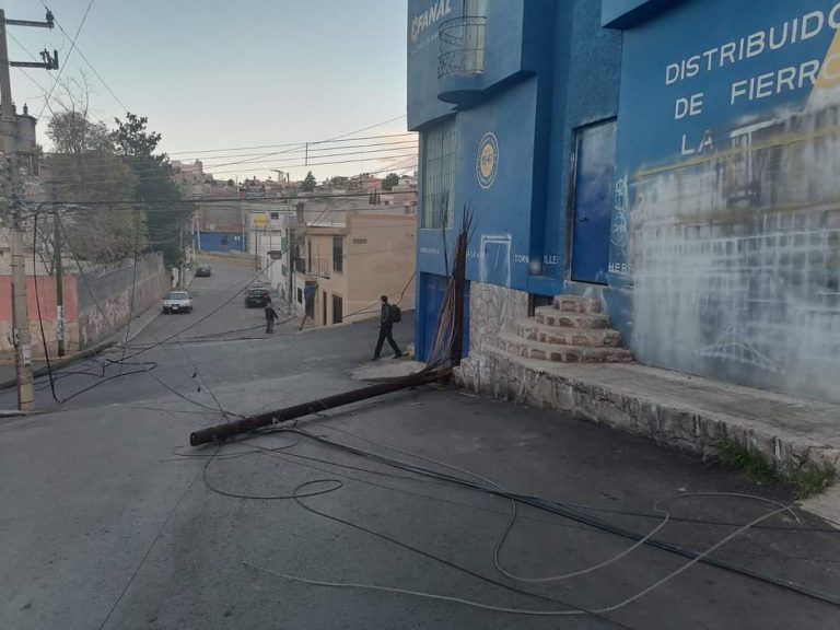 Tráiler derriba tres postes en la Minera