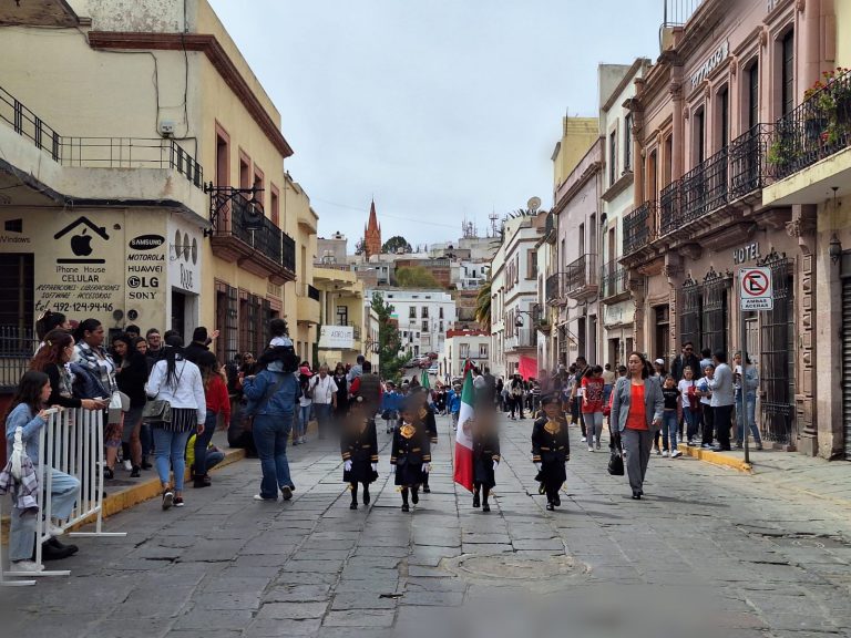 Marchan menores por 24 de febrero