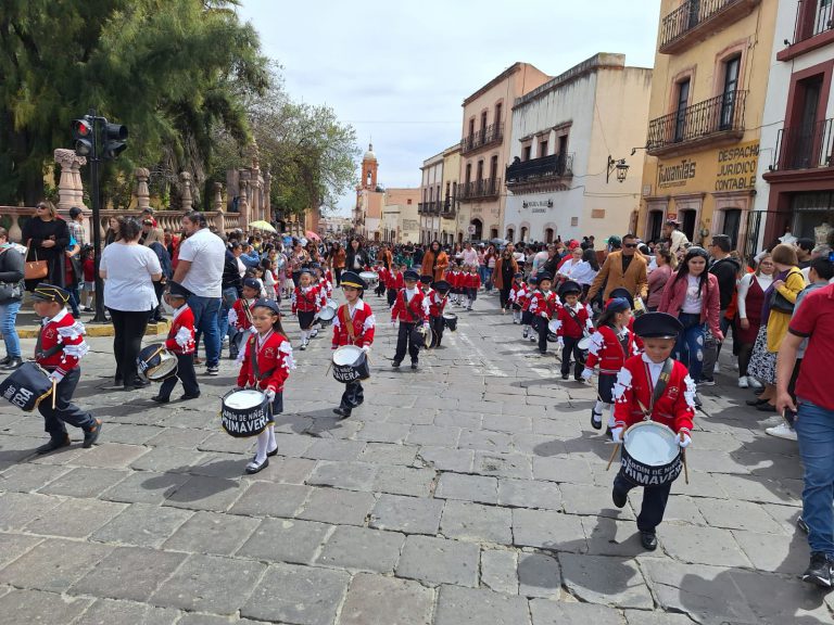 Honran al lábaro patrio con desfile