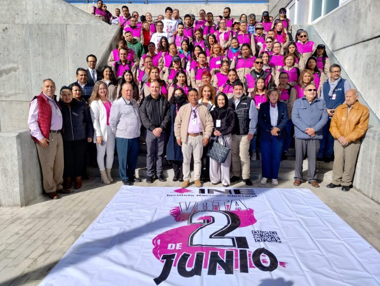 Les toman protesta a capacitadores en INE