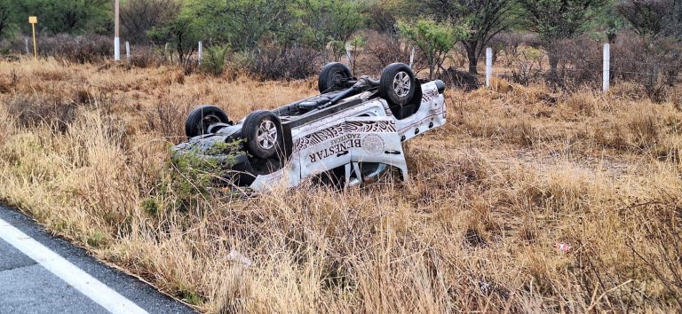 Vuelca camioneta del Bienestar; hay dos lesionados