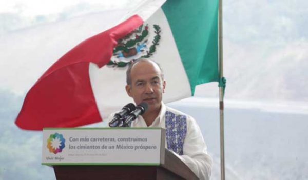 Anuncia Calderón nuevo yacimiento de petróleo en Tabasco
