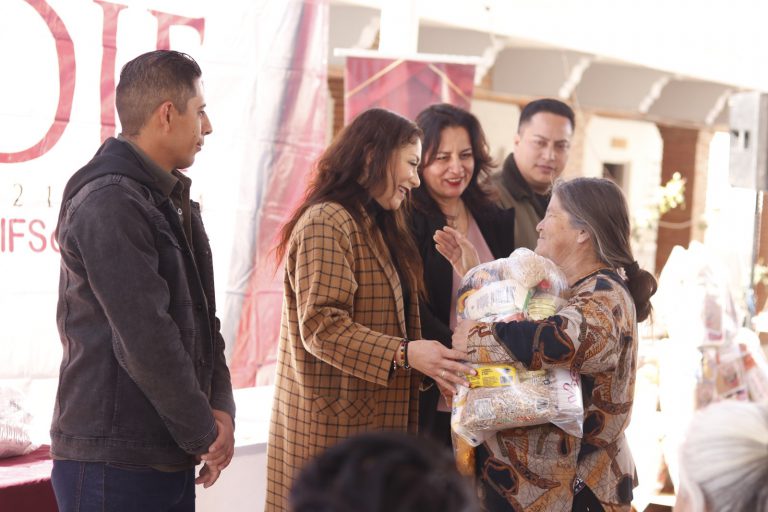 Apoyan a familias con despensas