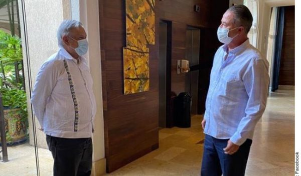 Arriba AMLO con cubrebocas a hotel en Culiacán