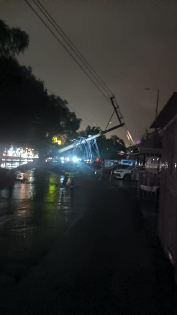 Atiende PC y CFE poste caído en bulevar metropolitano