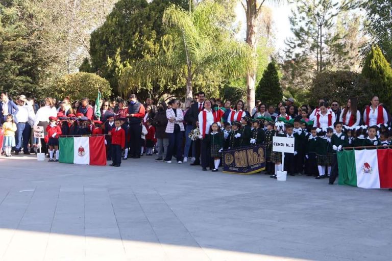 Celebran acto cívico y desfile por Día de la Bandera en Río Grande