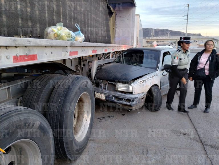 Choca joven alcoholizado contra caja de tráiler en tránsito pesado